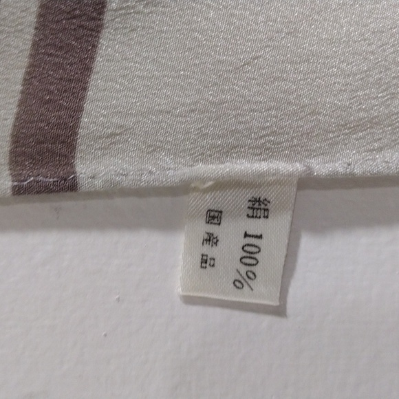 Vintage Brown Design 100% Silk light Scarf 34x34-inch, Excellent condition - Picture 10 of 11